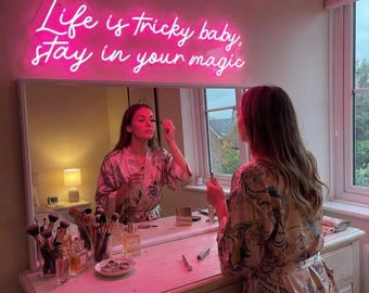 Freches Zitat Leuchtreklame, das Leben ist knifflig Baby, Lifes A Bitch Art, Boho Schlafzimmer Dekor, Make Up Eitelkeit Licht, lustiges Wohnheim Zimmerschild, Bestie Geschenk