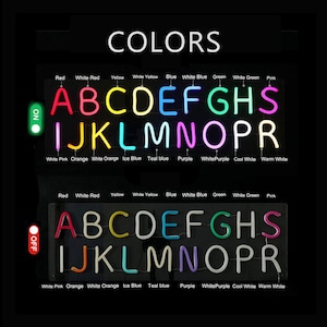 K&ouml;nnte beinhalten: Ein Neon-Schild mit dem Alphabet in verschiedenen Farben, darunter Rot, Wei&szlig;, Gelb, Blau, Gr&uuml;n und Pink. Das Schild ist an und aus, wodurch die verschiedenen Farben der Buchstaben hervorgehoben werden. Die Farben sind unter den Buchstaben beschriftet.