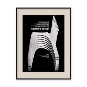 Könnte beinhalten: Schwarzweißes Poster mit dem Text "Kartell è design" und einem Stapel weißer Stühle. Der Text lautet: "Gli oggetti non sono quelli che si vedono, quelli con cui siamo abituati a vivere. Ma non è la bellezza con cui ci cambiano il nostro rapporto con il lavoro, il funzionamento e diventa più che un semplice arredo. E' un linguaggio. E' un modo di essere. E' Kartell è design."