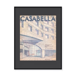 Könnte beinhalten: Eine Schwarzweiß-Architekturzeichnung eines Gebäudes mit dem Text "CASABELLA 59" oben. Die Zeichnung ist in einem schwarzen Rahmen gerahmt. Der Text unter der Zeichnung lautet "Rassegna internazionale di architettura International Architectural Review 1983 Dicembre - December"