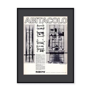 Könnte beinhalten: Schwarzweißbild einer Zeitschriftenanzeige für ein modulares Regalsystem namens "Abitacolo" von Roby's. Die Anzeige zeigt ein Foto eines Raumes mit einem großen, mehrstufigen Regal aus Metall.