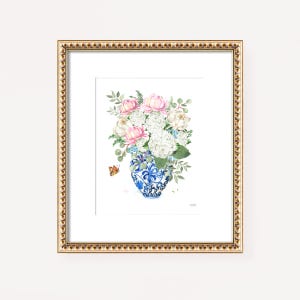 Estampado de hortensias de estilo chinoiserie de Michelle Mospens: Jarrón de jengibre azul y blanco con flores de hortensia rosas y mariposa.