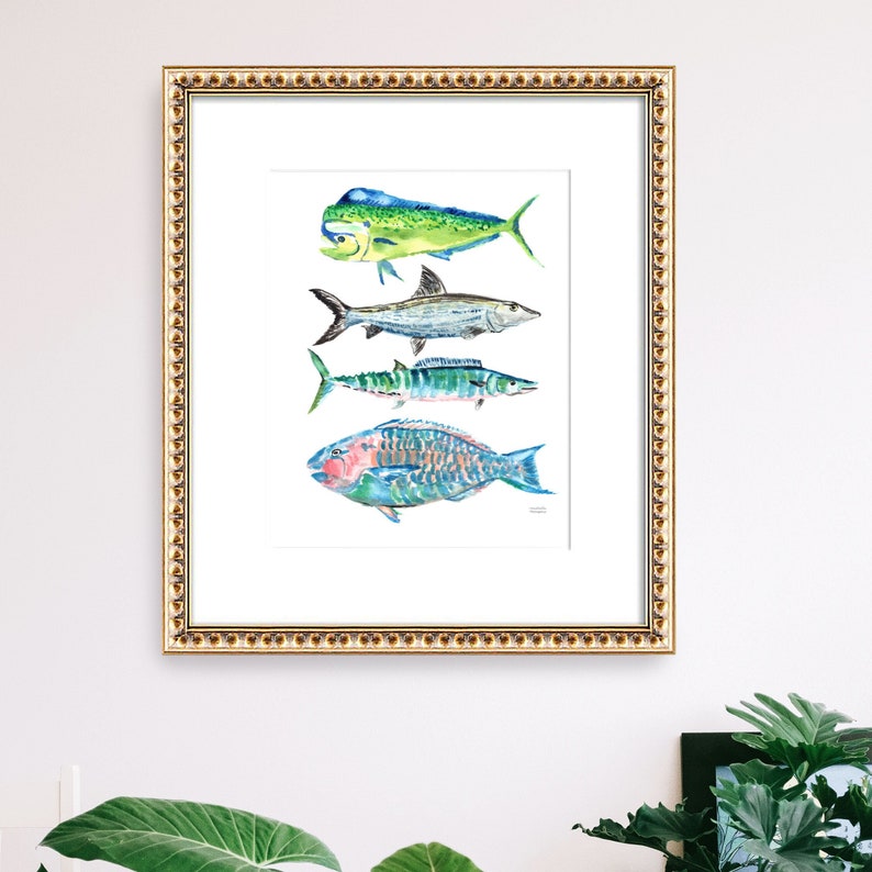 Puede incluir: Una pintura de acuarela enmarcada de cuatro tipos diferentes de peces. Los peces est&aacute;n pintados en tonos de azul, verde y rosa. Los peces est&aacute;n dispuestos verticalmente en el marco, con el pez m&aacute;s grande en la parte superior y el pez m&aacute;s peque&ntilde;o en la parte inferior.
