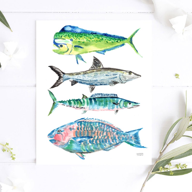 Puede incluir: Pintura acuarela de cuatro tipos diferentes de peces. Los peces est&aacute;n pintados en tonos de azul, verde y rosa. Los peces est&aacute;n dispuestos verticalmente sobre un fondo blanco.