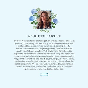 K&ouml;nnte beinhalten: Hellblauer Hintergrund mit dem Text &bdquo;&Uuml;BER DIE K&Uuml;NSTLERIN&ldquo; und einem Foto einer Frau, umgeben von einem floralen Kranz. Der Text beschreibt den Hintergrund, die Inspiration und den aktuellen Wohnort der K&uuml;nstlerin.