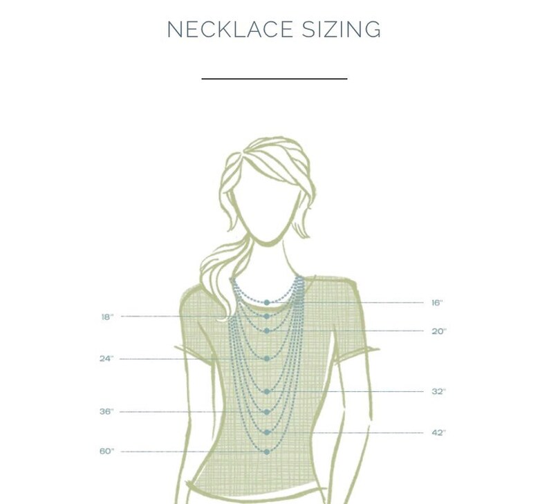 Puede incluir: Diagrama que muestra diferentes longitudes de collar en el cuello de una mujer. Las longitudes est&aacute;n etiquetadas en pulgadas: 16, 18, 20, 24, 32, 36, 42 y 60.