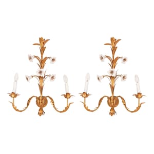 Peut inclure: Une paire d'appliques murales dorées avec des fleurs en porcelaine blanche et des bougeoirs.