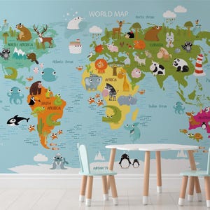 Puede incluir: Un mural de mapa del mundo colorido con animales de dibujos animados y continentes etiquetados. El mapa está sobre un fondo azul claro, con una mesa blanca y dos sillas delante. El texto "WORLD MAP" está en la parte superior.
