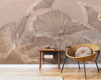 Könnte beinhalten: Ein Raum mit einem großen Wandbild, das stilisierte Blattmotive in neutralen Tönen zeigt. Ein moderner Stuhl aus der Mitte des Jahrhunderts mit einem runden Kissen, ein kleiner Beistelltisch aus Holz und eine goldene Stehlampe sind ebenfalls vorhanden. Der Boden ist aus Holz.