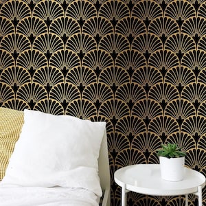 Könnte beinhalten: Schwarz-goldenes Tapetenmuster im Art-Deco-Stil mit sich wiederholenden Fächerelementen. Im Vordergrund ein weißes Bett mit gelben und weißen Kissen. Ein kleiner weißer Tisch mit einer Topfpflanze.