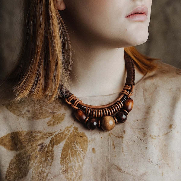 Collier bohème de grosses perles, superposition de cordons en cuir et collier plastron en perles de bois, cadeau bohème pour femmes