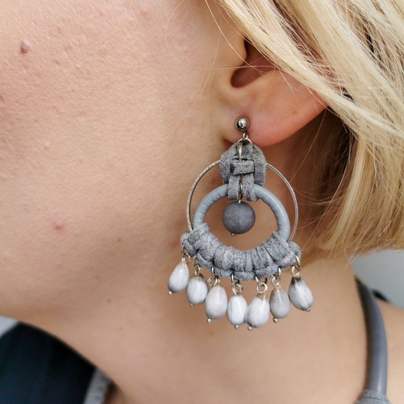 Hanging round drop earrings image 9