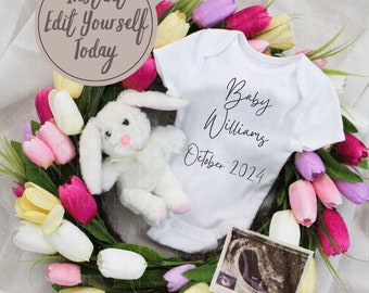 Könnte beinhalten: Ein weißer Strampler mit dem Text "Baby Williams October 2024" umgeben von einem Kranz aus rosa, gelben und lila Tulpen. Ein weißes Stofftier und ein Ultraschallbild sind ebenfalls im Kranz enthalten.