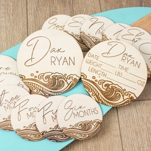 Señales de marcador de madera Milestone para bebé. Beach Waves Engraved Birth Stats Newborn Announcement. Signo de anuncio de nombre.