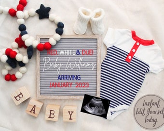 Op de afbeelding: Een letterbord met de tekst "RED, WHITE & DUE! Baby Williams ARRIVING JANUARY 2023".  Er bevat ook een baby-romper met rood-wit-blauwe strepen, een paar witte slofjes en een echo-foto. Het woord "BABY" is gespeld met houten blokken.