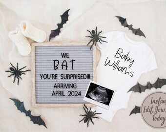 Könnte beinhalten: Ein weißer Strampler mit dem Text "Baby Williams" darauf, eine Buchstaben-Tafel mit dem Text "We Bat You're Surprised!! Arriving April 2024", ein Schwarzweiß-Ultraschallbild und mehrere schwarze Fledermäuse und Spinnen auf weißem Hintergrund.