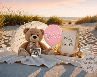 Op de afbeelding: Een teddybeer houdt een echobeeld vast en zit op een wit deken met een roze ballon waarop "It's a Girl!" staat, en een gouden lijst met de tekst "Baby Smith" op een strand.