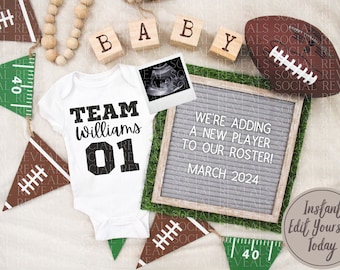 Pode incluir: Um macacão branco com o texto "TEAM Williams 01" em preto. Uma bola de futebol, um quadro de letras com o texto "WE'RE ADDING A NEW PLAYER TO OUR ROSTER! MARCH 2024", e uma imagem de ultrassom estão sobre uma superfície verde e marrom.