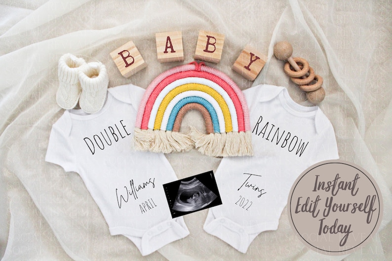 Puede incluir: Dos bodies blancos con el texto "Double Rainbow" y "Twins 2022" en ellos. Los bodies est&aacute;n colocados sobre un fondo de tela blanca con una decoraci&oacute;n de pared de arco&iacute;ris de hilo, bloques de madera que deletrean "BABY" y un sonajero de madera.