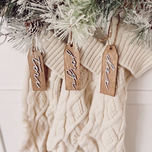 Weihnachtsgeschenk Anhänger. Holzperle Namensschilder. Holz Tags für Strümpfe. Geschenkanhänger für Familie. Individuell.