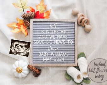 Peut inclure: Un tableau d'affichage avec le texte "fall is in the air and we have some big news to share... baby williams may 2024". Le tableau est entouré de décorations d'automne, dont une citrouille blanche, des pommes de pin et des feuilles d'automne.