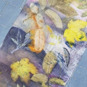 Peut inclure: Un gros plan sur un tissu avec une vari&eacute;t&eacute; de feuilles press&eacute;es dans des tons de jaune, brun et vert. Les feuilles sont dispos&eacute;es de mani&egrave;re al&eacute;atoire et ont un aspect naturel et organique.