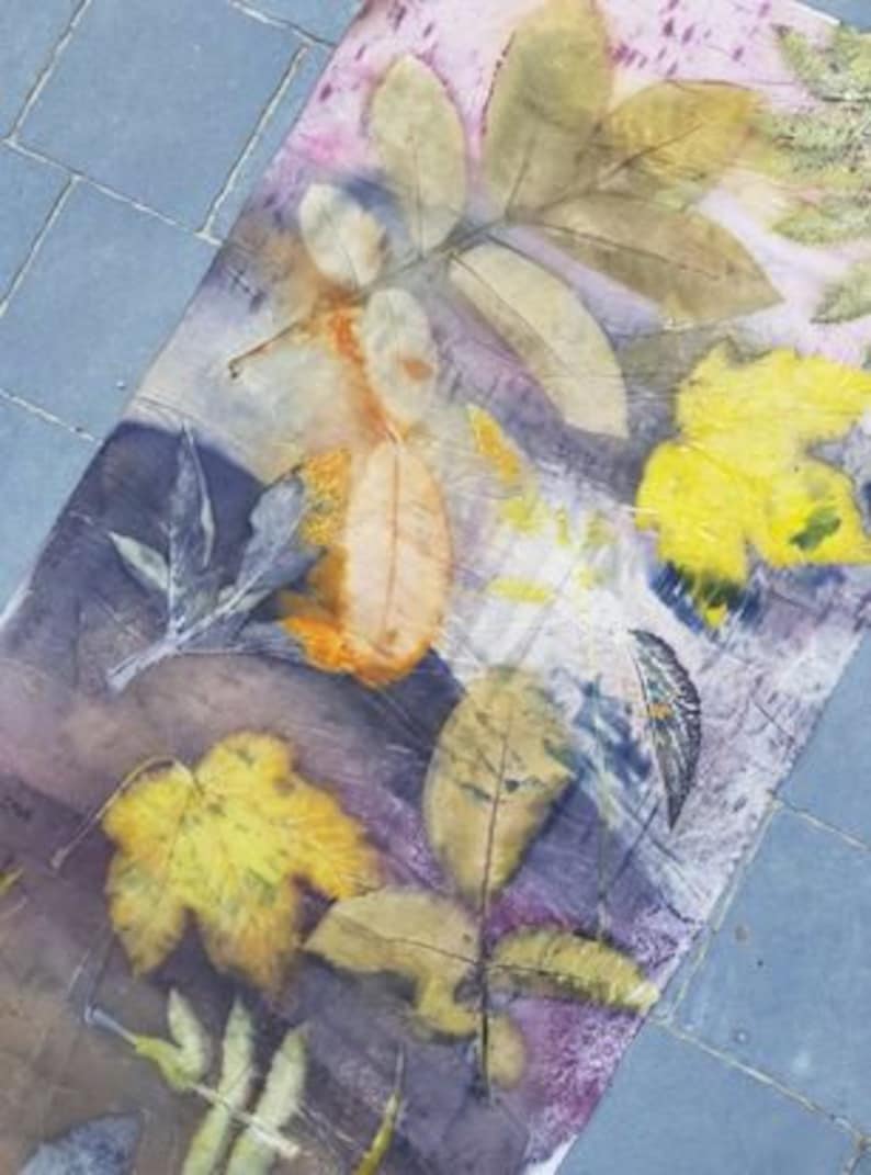 Peut inclure: Un gros plan sur un tissu avec une vari&eacute;t&eacute; de feuilles press&eacute;es dans des tons de jaune, brun et vert. Les feuilles sont dispos&eacute;es de mani&egrave;re al&eacute;atoire et ont un aspect naturel et organique.