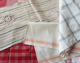 Pode incluir: Quatro toalhas de cozinha diferentes, uma com um padrão xadrez vermelho e branco, outra com um padrão listrado marrom e branco, uma com um padrão xadrez branco e azul e outra com um padrão listrado branco e laranja.