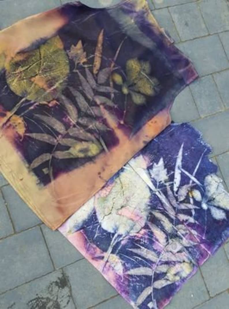 Peut inclure: Deux morceaux de tissu avec un motif floral violet et jaune cr&eacute;&eacute; &agrave; l'aide de techniques d'impression &eacute;cologique.