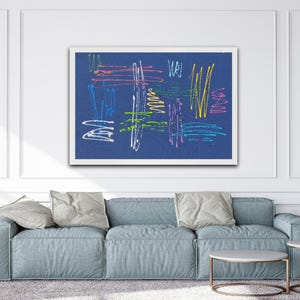 K&ouml;nnte beinhalten: Abstrakter Kunstdruck mit bunten Linien und Kritzeleien auf dunkelblauem Hintergrund. Der Druck ist in einem wei&szlig;en Rahmen gerahmt und h&auml;ngt an einer wei&szlig;en Wand &uuml;ber einem blauen Sofa.