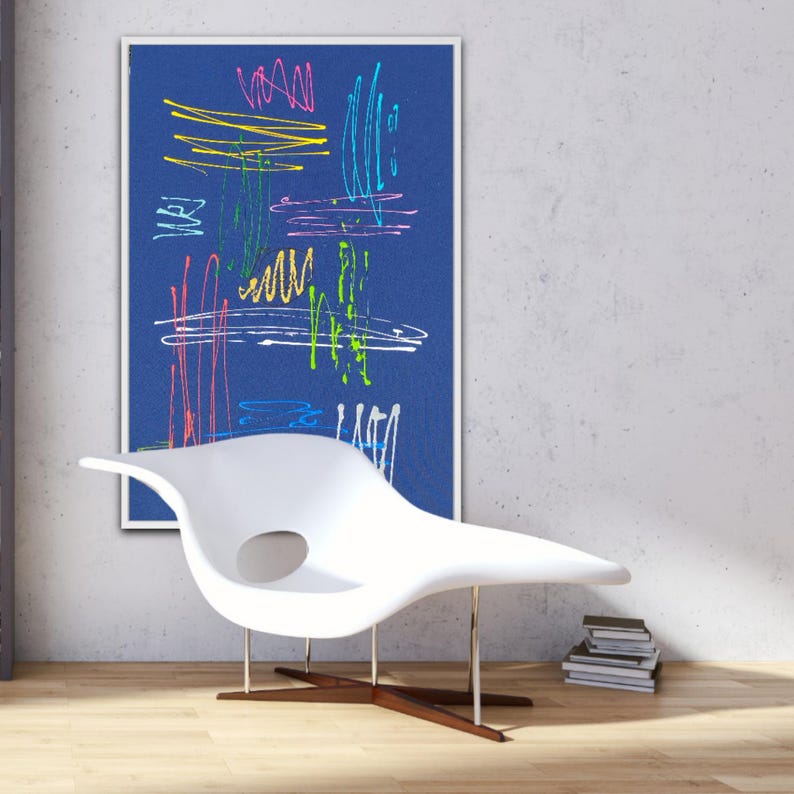 K&ouml;nnte beinhalten: Eine wei&szlig;e, moderne Chaiselongue mit einem Holzgestell steht vor einem gerahmten abstrakten Gem&auml;lde mit bunten Linien auf blauem Hintergrund.