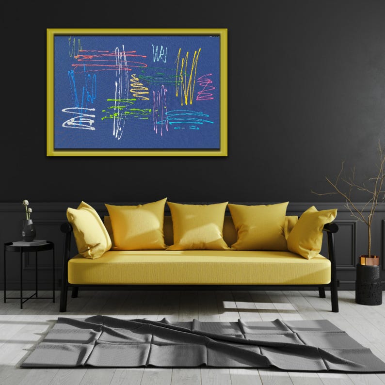 K&ouml;nnte beinhalten: Ein gelbes Sofa mit drei Kissen in einem Wohnzimmer. Ein gerahmtes abstraktes Kunstwerk mit bunten Linien auf blauem Hintergrund h&auml;ngt an der Wand &uuml;ber dem Sofa.
