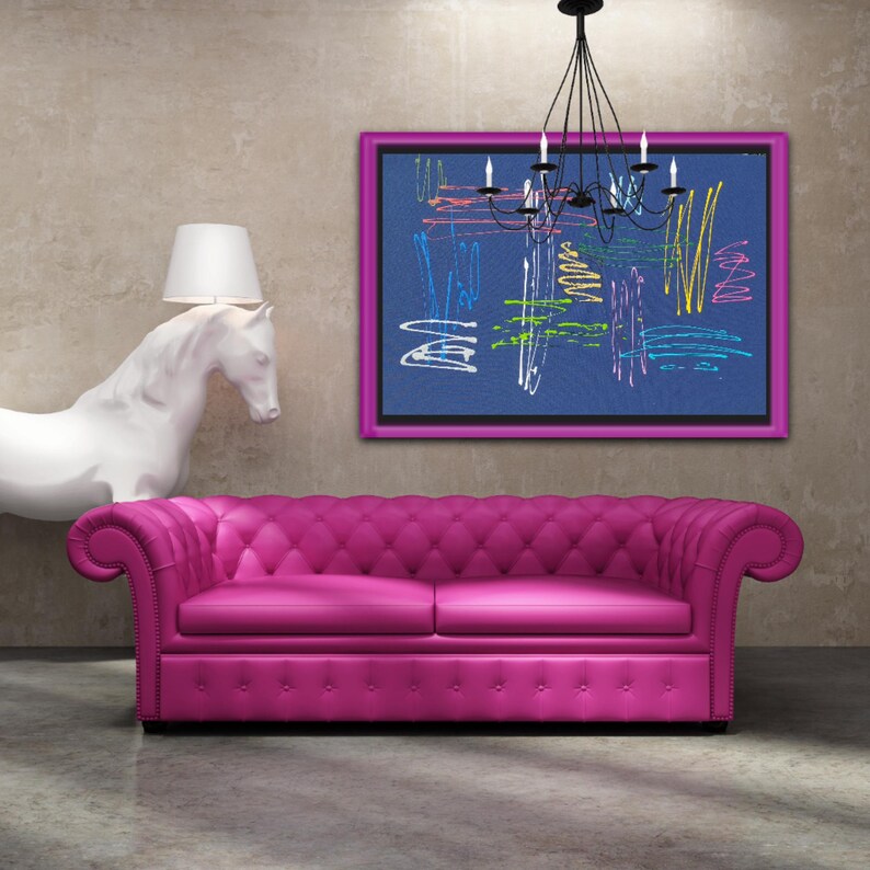 K&ouml;nnte beinhalten: Ein rosa, gestepptes Sofa mit einer wei&szlig;en Pferdeskulptur und einem gerahmten abstrakten Gem&auml;lde mit bunten Linien auf blauem Hintergrund. Ein Kronleuchter h&auml;ngt &uuml;ber dem Gem&auml;lde.