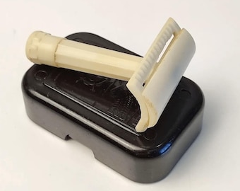 Maquinilla de afeitar de seguridad de viaje vintage poco común, de color blanco, en estuche de carbolita, de Ucrania, URSS, década de 1970, coleccionable, regalo para papá