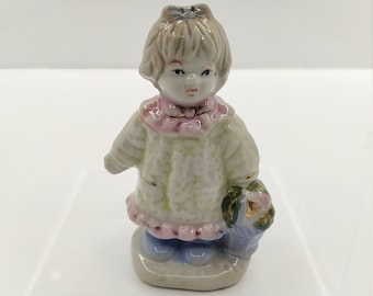 Figurina in porcellana Ragazza con cesto di fiori, Germania, anni '70. Statuette in porcellana vintage bambina con fiori. Ragazza in porcellana vintage GDR
