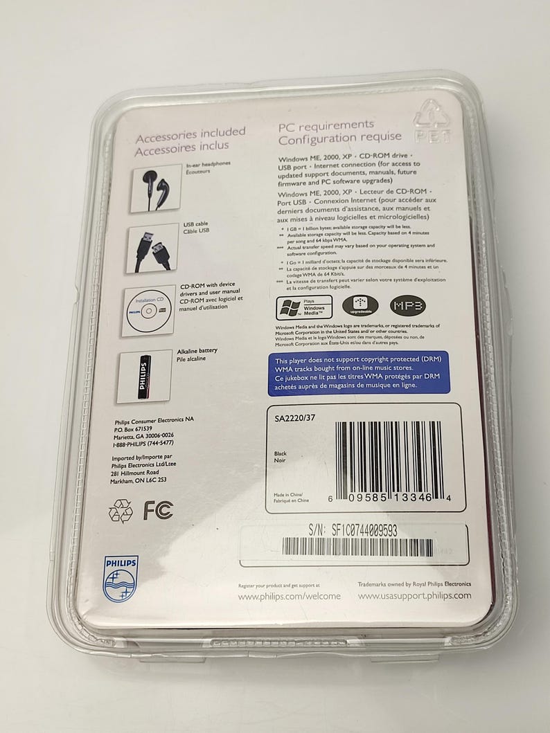 Pu&ograve; includere: Un lettore MP3 Philips SA2220/37 in una confezione di plastica trasparente. La confezione include auricolari, un cavo USB, un CD-ROM e una batteria alcalina. Il testo include "Accessori inclusi" e "Requisiti PC".