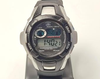 Reloj deportivo digital Umbro con cronógrafo EL Light, estilo vintage, color negro y plateado.