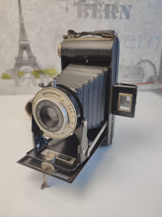 APPAREIL PHOTOS ANCIEN SIX 20 BROWNIES BY KODAK AVEC ETUI COMPLET BON