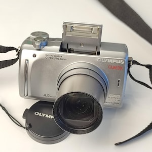 Câmera digital vintage OLYMPUS Camedia C-765 4MP CCD - Funcionando, sem carregador/sem cartão de memória