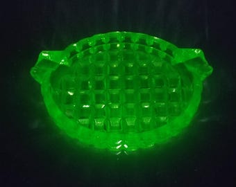 ウランガラス灰皿 グリーン 幾何学模様 ミッドセンチュリー コレクター