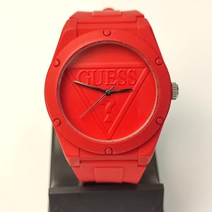 ウォッチ GUESS レッド ユニセックス シリコンバンド ウォッチ GUESS アイコニック レディース レッド ウォッチ