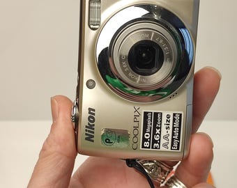 Nikon Coolpix L21 Digital Camera 8MP Silver 3.6x Zoom AA Battery