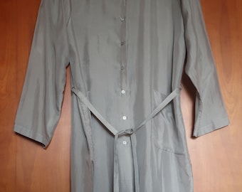 Conjunto coordinado para mujer LES COPAINS 100% seda: vestido camisero gris y pantalón de pierna ancha.