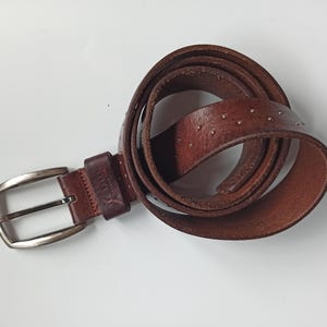 Cintura vintage in pelle marrone con rivetti TED BAKER "Ted dice di allacciarsi le cinture" Made in Italy