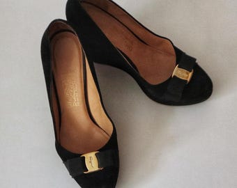 Salvatore Ferragamo Vara Black Suede Wedge Pumps Gold Bow Buckle Made in Italy