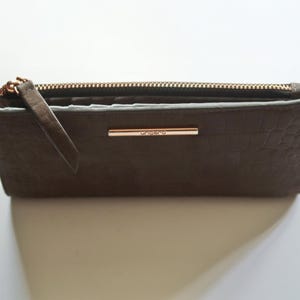 Cartera plegable UNGARO de ante con estampado de piel de cocodrilo para mujer