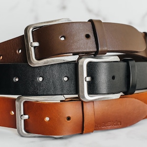 Leren riem voor mannen, aangepaste brede tailleriem, gepersonaliseerde accessoires bruidsjonkers, aangepaste naamriem, cadeau papa, cadeau man, cadeau vader