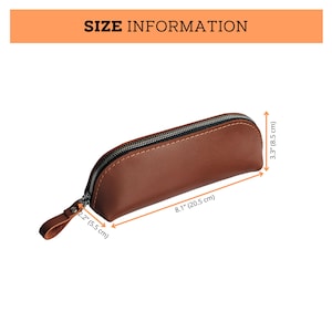 Op de afbeelding: Een bruine leren etui met een zwarte rits en een kleine leren lus. De etui is 20,5 cm lang en 8,5 cm hoog. De tekst "SIZE INFORMATION" staat bovenaan.