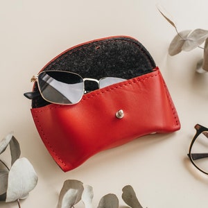 Leder Geldbörse Brillenetui für Frauen, personalisierte Sonnenbrillenhalter, Lesebrillenhülle, rote harte Brillentasche, Frau Mutter Geschenk