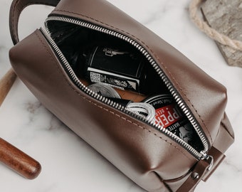 Leather dopp kit, Personalized leather toiletry bag, Men's dopp bag, Travel cosmetic bag, Best man gift, Mens graduation gift